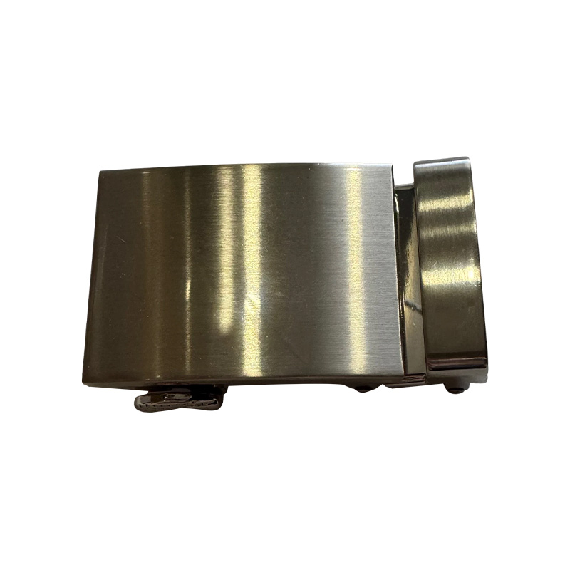 How is the precision of assembly between components ensured during the manufacturing process of an automatic buckle belt?