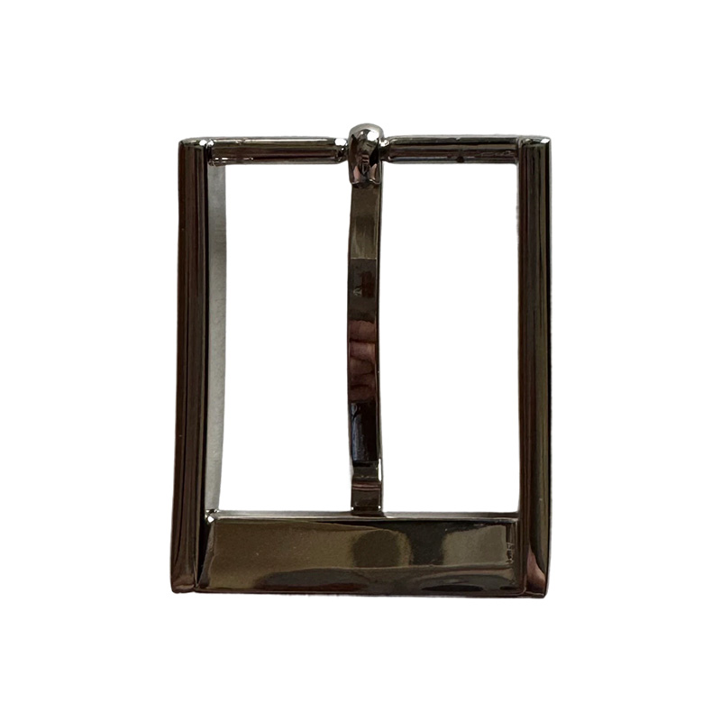 How does the ergonomic design of a pin buckle reduce local pressure peaks when wearing a belt?